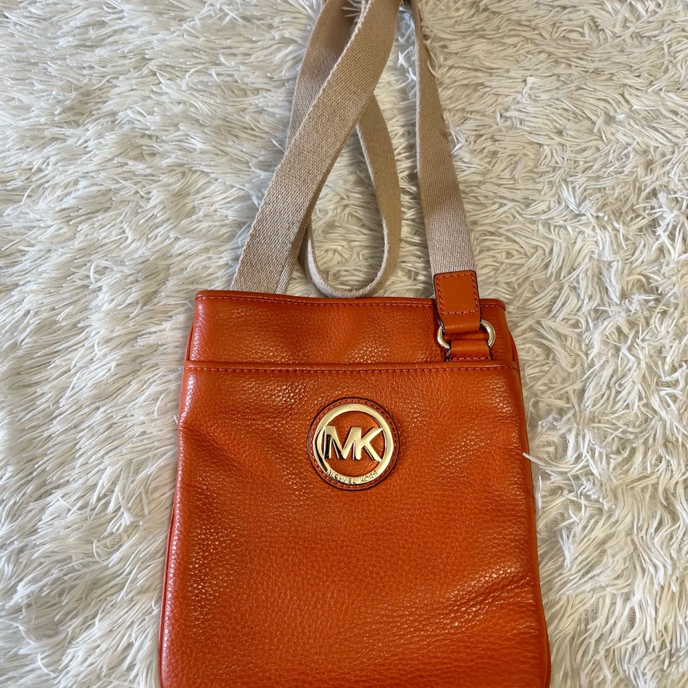 A must have Michael Kors crossbody!